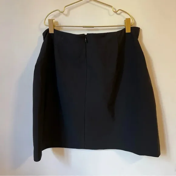 Cache Black mini short Skirt with silver belt size 8