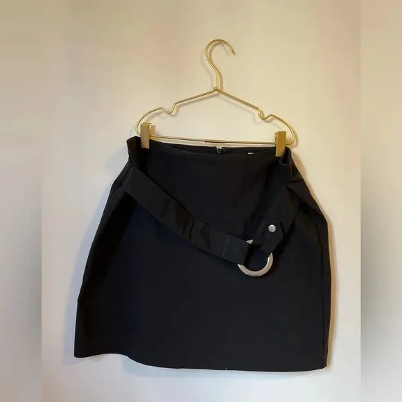 Cache Black mini short Skirt with silver belt size 8