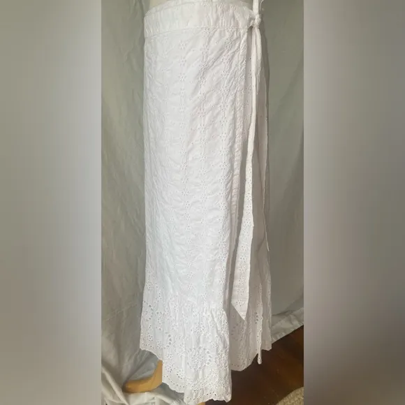 Gap white eyelet wrap skirt Large NWOT