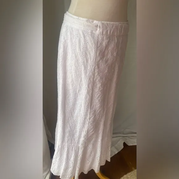 Gap white eyelet wrap skirt Large NWOT