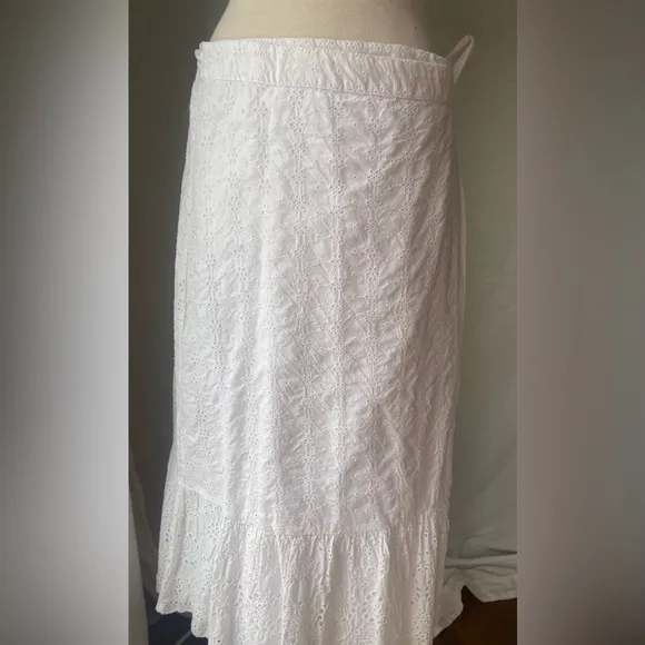 Gap white eyelet wrap skirt Large NWOT
