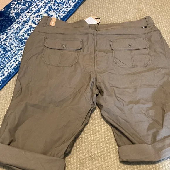 NWT PRANA HALLE CAPRI PLUS II SLATE GREEN SHORTS WOMEN
