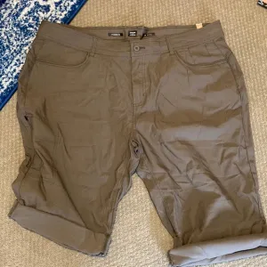NWT PRANA HALLE CAPRI PLUS II SLATE GREEN SHORTS WOMEN