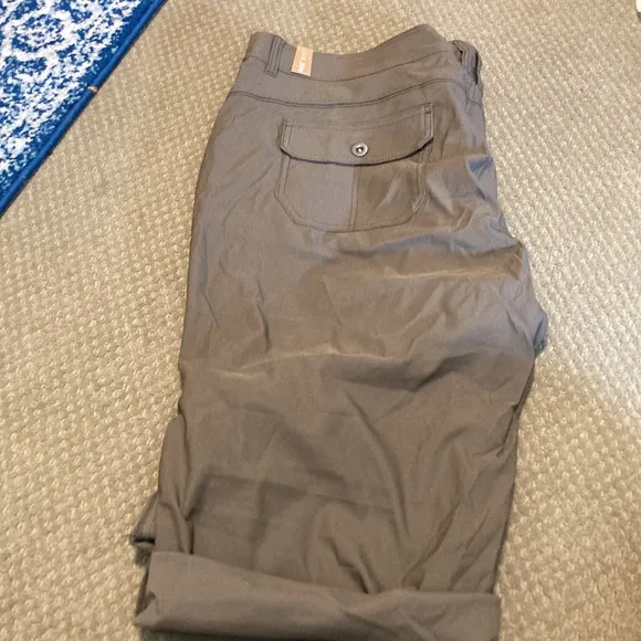 NWT PRANA HALLE CAPRI PLUS II SLATE GREEN SHORTS WOMEN
