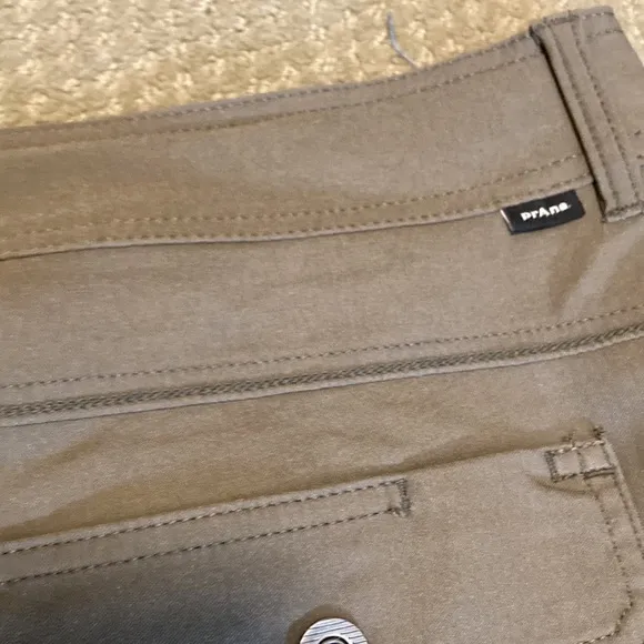 NWT PRANA HALLE CAPRI PLUS II SLATE GREEN SHORTS WOMEN