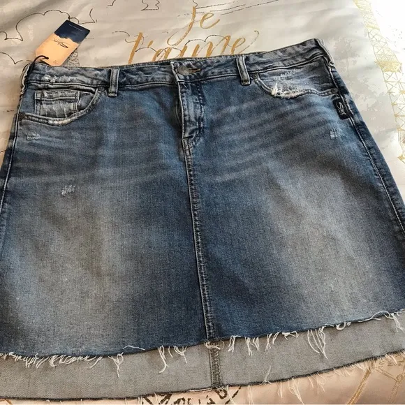 Silver jeans company Francy Denim skirt. sz 12. NWT