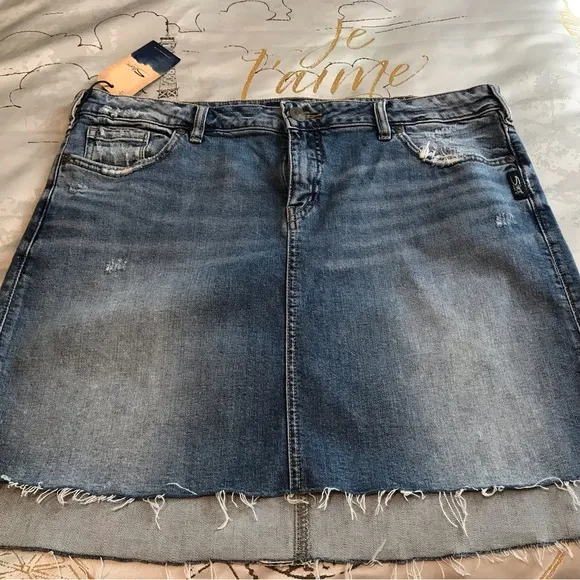 Silver jeans company Francy Denim skirt. sz 12. NWT