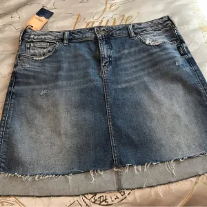 Silver jeans company Francy Denim skirt. sz 12. NWT