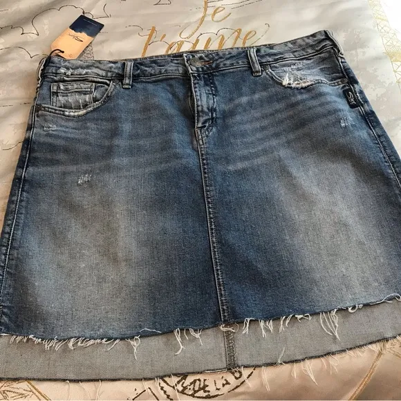 Silver jeans company Francy Denim skirt. sz 12. NWT