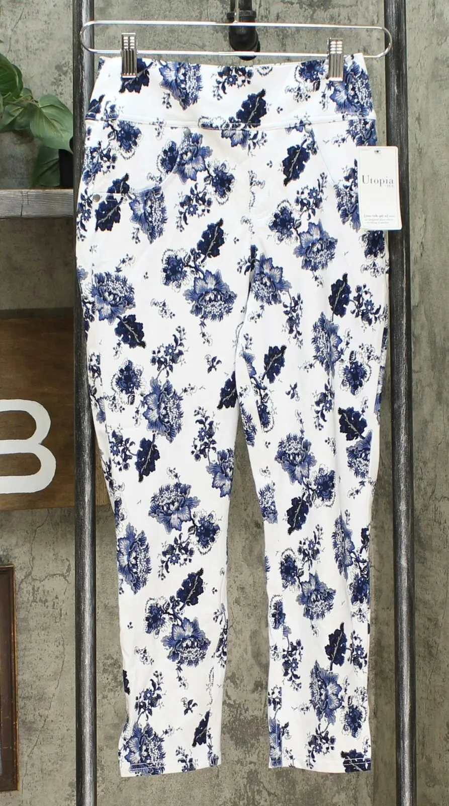 Utopia by HUE Women's Flawsome Dreamy Denim Capri Pants