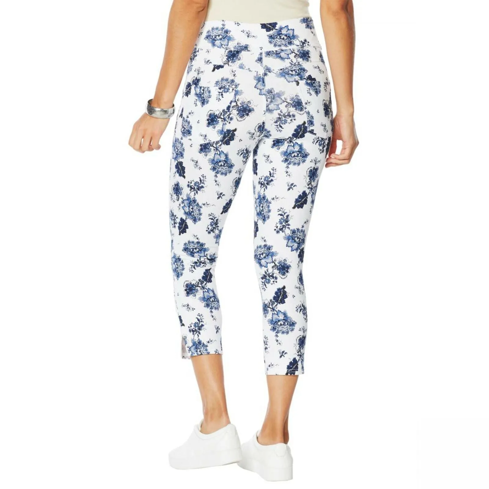 Utopia by HUE Women's Flawsome Dreamy Denim Capri Pants