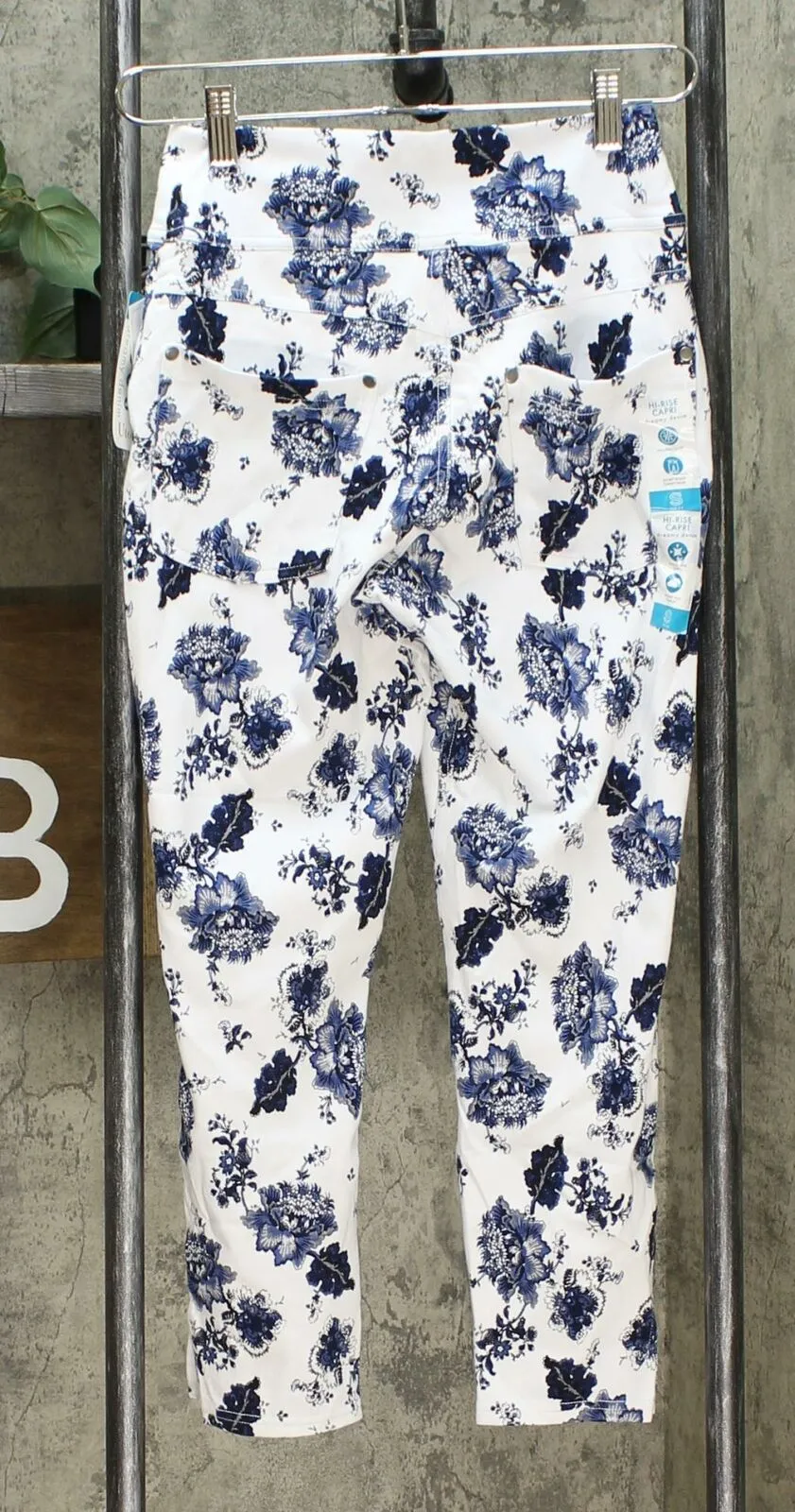 Utopia by HUE Women's Flawsome Dreamy Denim Capri Pants