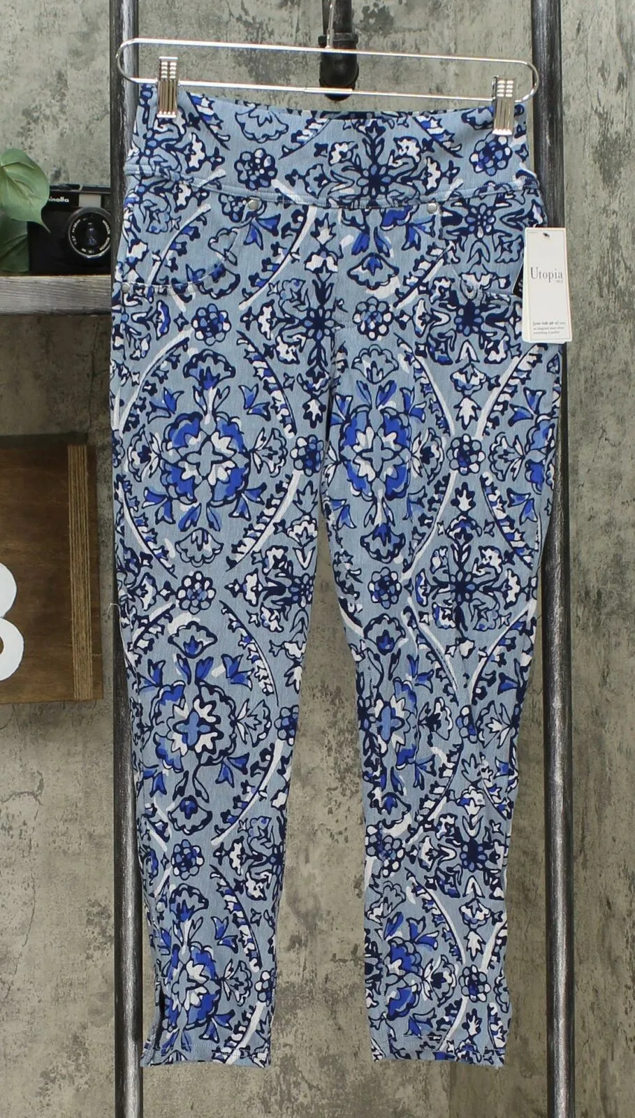 Utopia by HUE Women's Flawsome Dreamy Denim Capri Pants