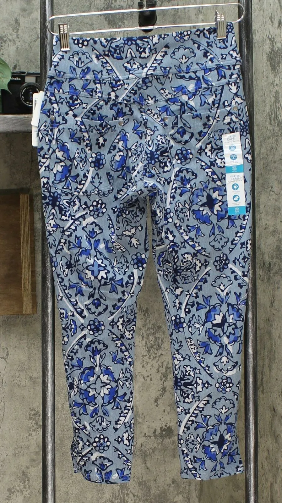 Utopia by HUE Women's Flawsome Dreamy Denim Capri Pants