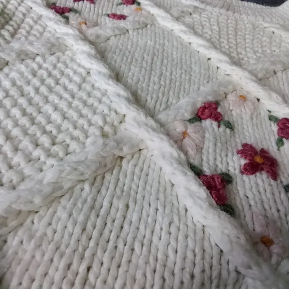 Women's Needles &amp; Yarn Sweater Oversized Multi Knit Floral White Sweater Ribbed